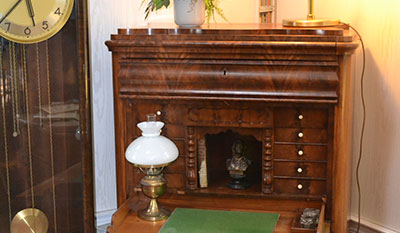 Biedermeier Sekretär aus Mahagoni zum Verkauf