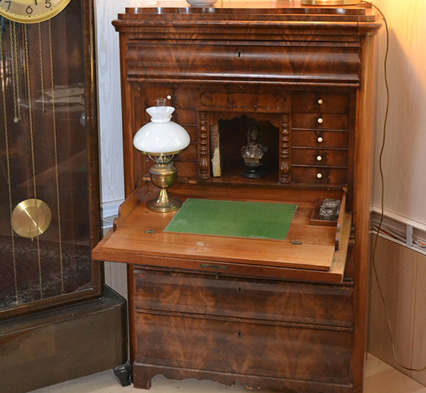 Biedermeier Sekretär aus Mahagoni zum Verkauf