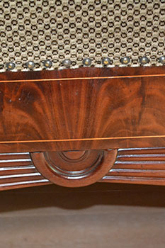 Biedermeier Sofa - Detailaufnahme Strahlschnitzwerk - antike Möbel