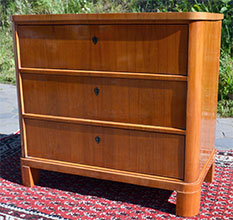 Biedermeier Kommode aus Kirschholz schräge Ansicht - Antiquitäten und Möbelbau Jörg Wedler