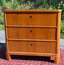 Biedermeier Kommode aus Kirschholz Frontalansicht - Antiquitäten und Möbelbau Jörg Wedler