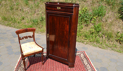 Eckschrank Mahagoni mit Replika-Stuhl zum Verkauf