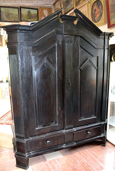 bauernschrank-schwarz